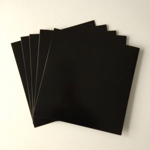 12 copertine in cartone di colore nero con foro